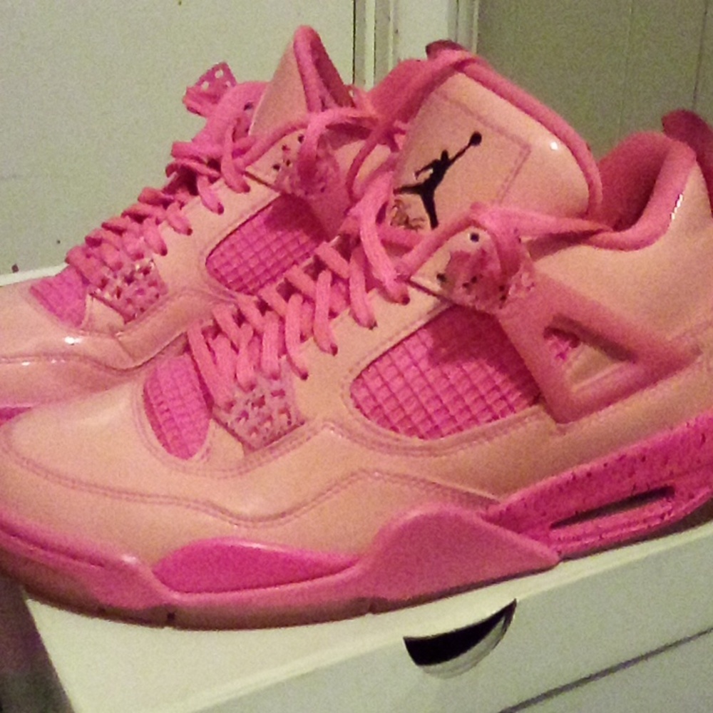 Air Jordan 4 retro color is hot punch/ black size 9